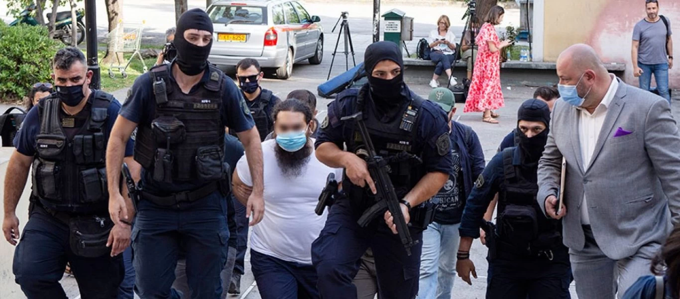 Στην Ευελπίδων ο ιερέας με το βιτριόλι: Πήρε προθεσμία για να απολογηθεί την Τρίτη